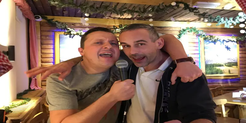 Zwei Freunde singen gemeinsam ins Mikrofon